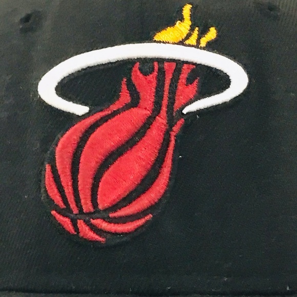 New Era's NBA Miami Heat Fitted Size 7 Black and Maroon Basketball Wool Cap - Picture 2 of 16